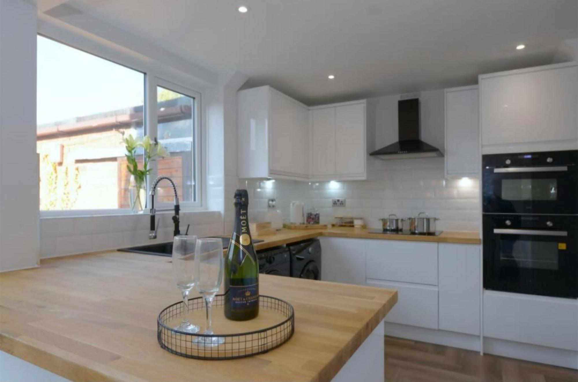 Modern 3 Bedroom Property With Free Driveway Parking By Shire Stays Shrewsbury Exterior photo