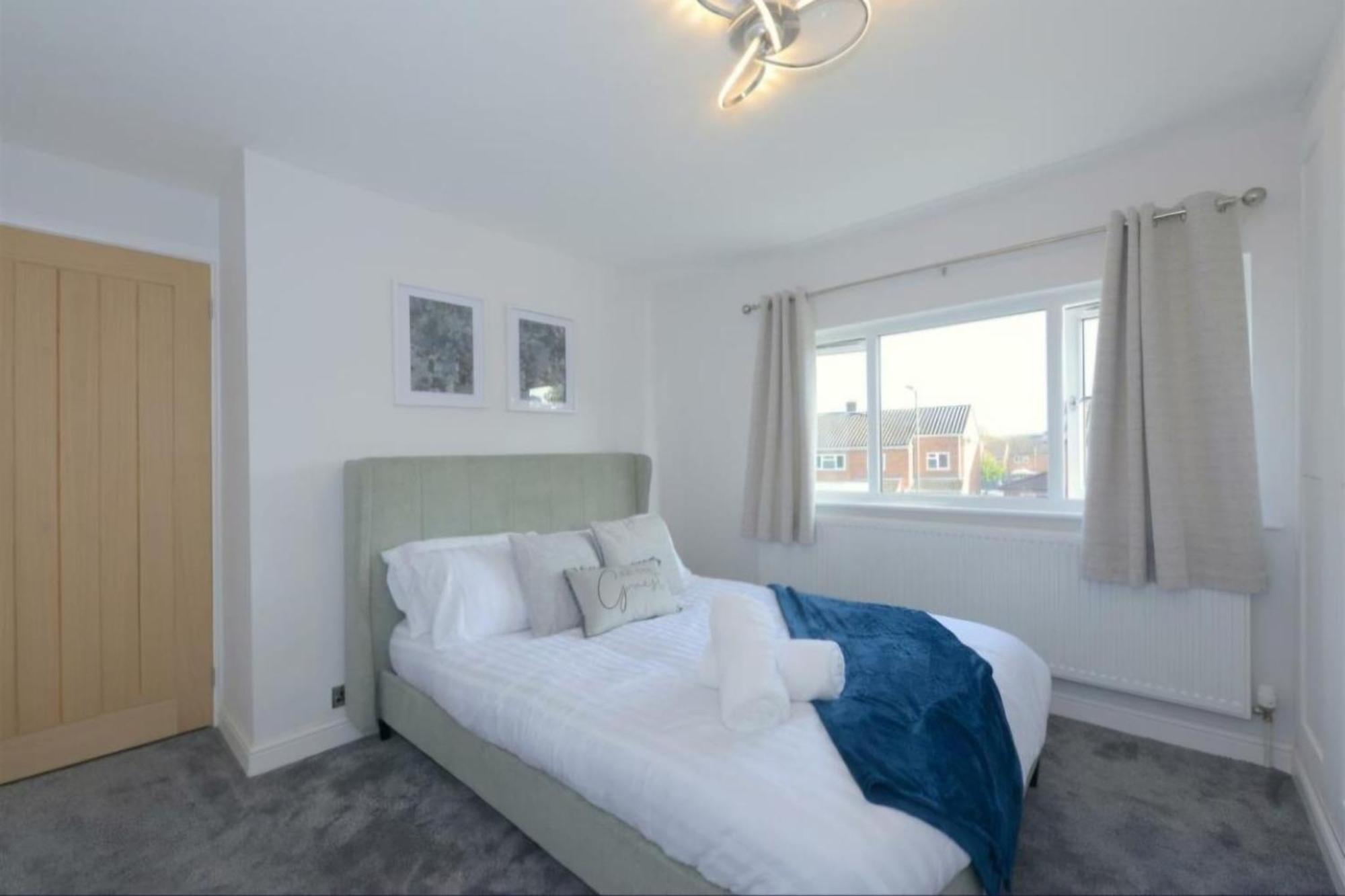 Modern 3 Bedroom Property With Free Driveway Parking By Shire Stays Shrewsbury Exterior photo