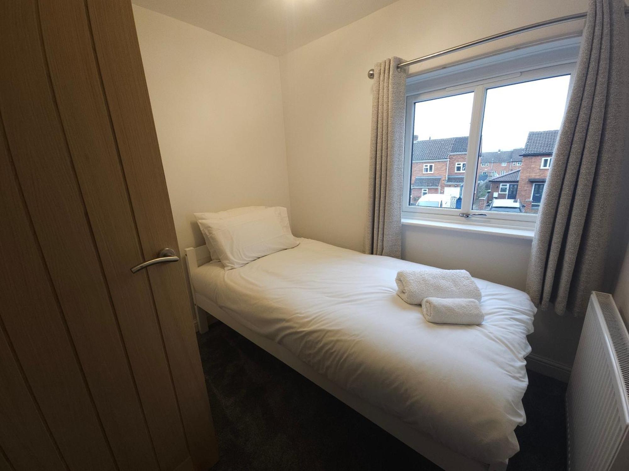 Modern 3 Bedroom Property With Free Driveway Parking By Shire Stays Shrewsbury Exterior photo