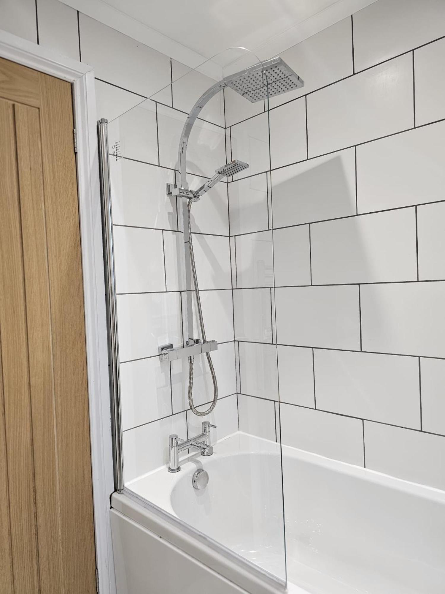Modern 3 Bedroom Property With Free Driveway Parking By Shire Stays Shrewsbury Exterior photo