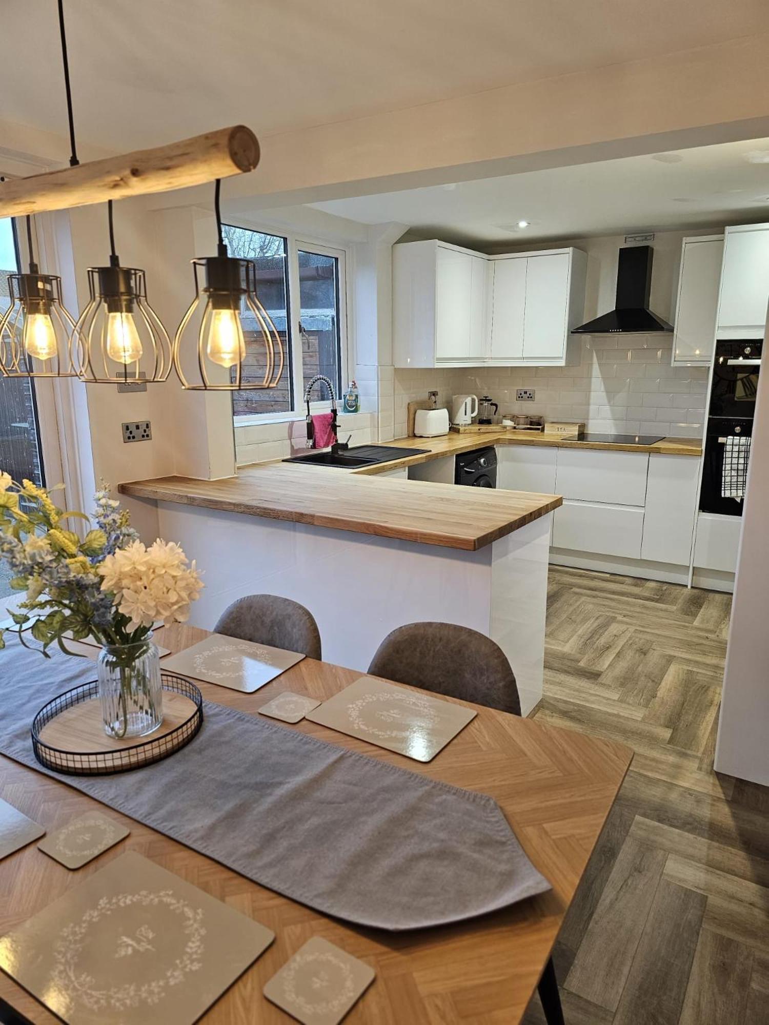 Modern 3 Bedroom Property With Free Driveway Parking By Shire Stays Shrewsbury Exterior photo
